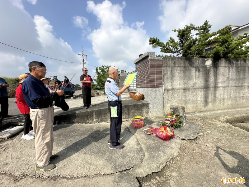 雲林二崙「溪王祭」今登場，三和村深坑社區居民先前往祭拜「石敢當」。（記者李文德攝）