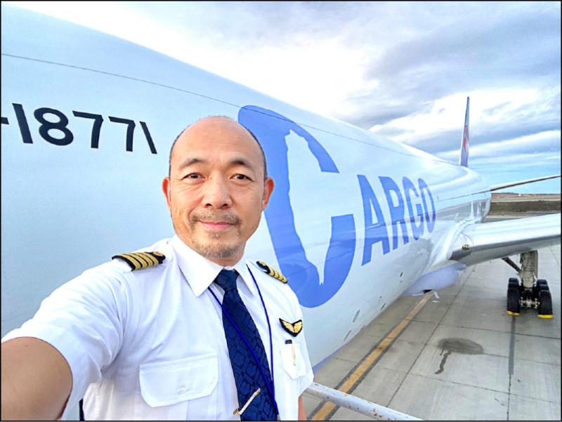 現任華航機長的廖柏青也是知名民歌手。（廖柏青提供）