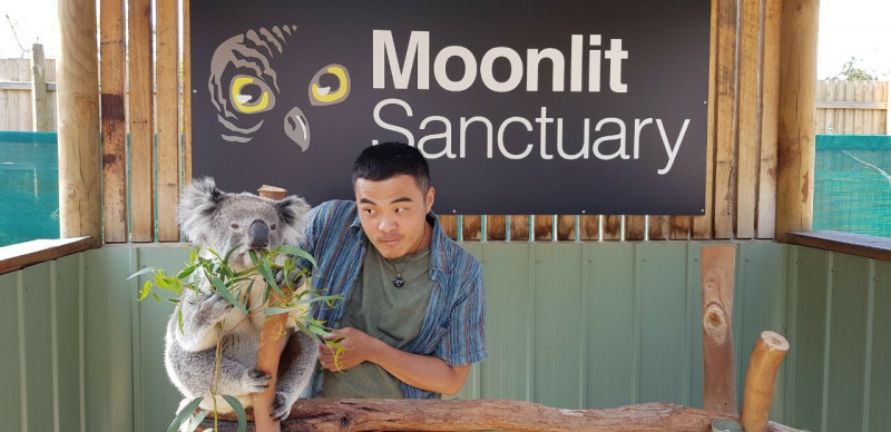 林國峰在澳州打工閒暇之餘，到「月光保護區野生動物保育公園」參觀。（林國峰提供）