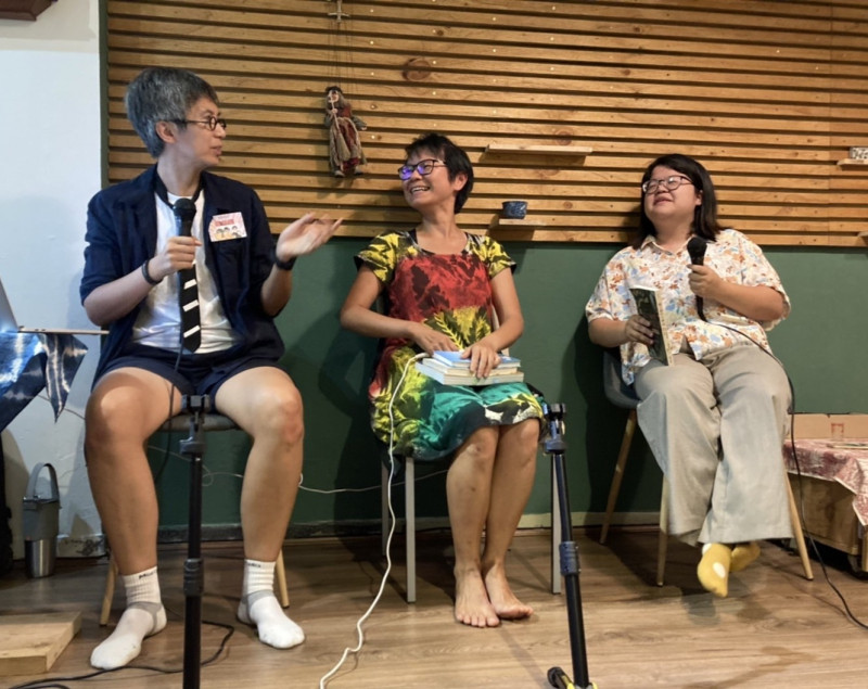 聲音藝術家蕭芸安、聲音藝術創作者 #hewen 豆宜臻 ，將透過精選編排的港都地景聲音和山海故事，打造沉浸式的聽覺饗宴。（基隆市政府提供）