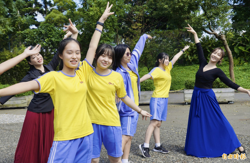游杉婷（左後）和游雅勛（右）在雲門劇場廣場，引導學生體驗「旋轉舞步」。（記者翁聿煌攝）