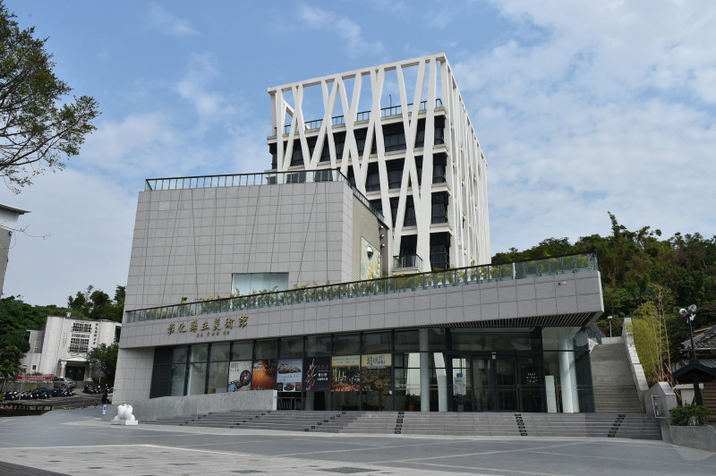 座落在彰化市卦山路3號的彰化縣立美術館，建築本身具有現代感，外觀設計以白色交錯的線條結構為主，象徵藝術的創新與自由。（圖文化局提供）