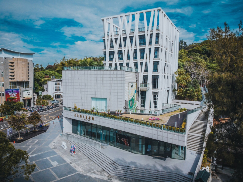 彰化縣美術館空間規劃上有展覽場地，也有文化局辦公廳舍等行政空間，為八卦山下的文化藝術天地，今年11月開館滿10年。（圖文化局提供）