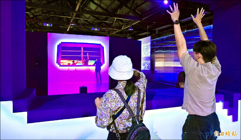 聞名國際的日本當代新媒體藝術家真鍋大度，結合AI技術創作《鏡子裡的自己》，當觀眾站在鏡子前，人工智慧將進行即時分析，不斷變換畫面中人物的角色，並隨觀眾擺動肢體動作。（記者凌美雪攝）