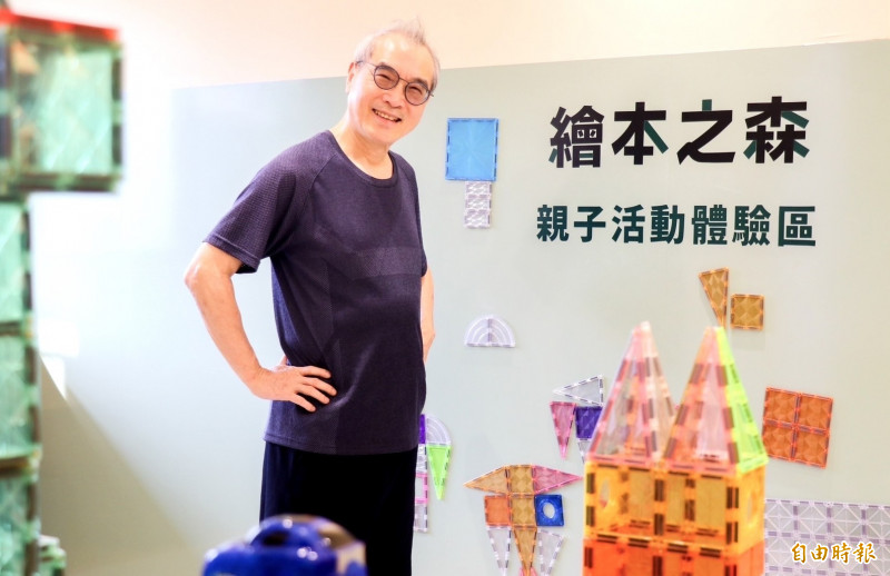 遠流出版社創辦人王榮文大力支持義竹版「繪本之森」。（記者蔡宗勳攝）