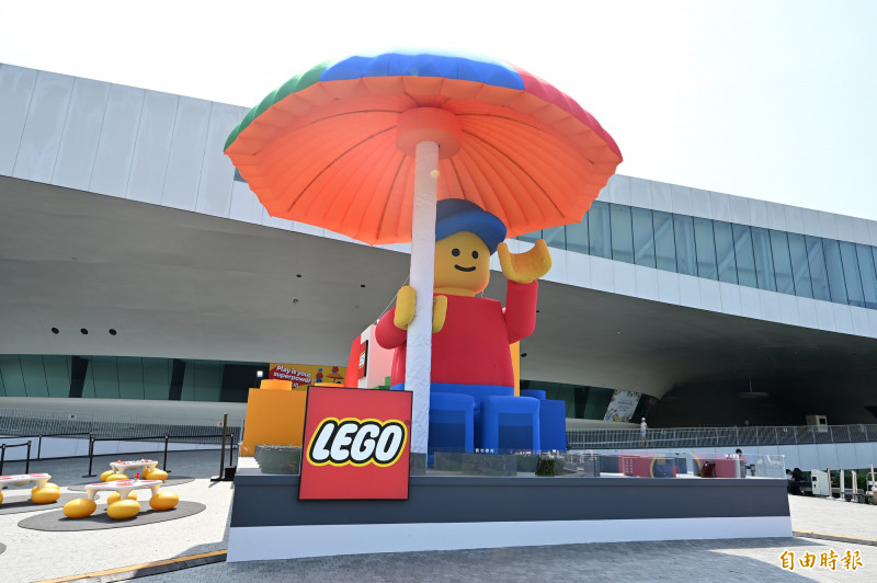 9米高巨型樂高人現身高雄衛武營，可愛吸晴程度爆表！（記者李惠洲攝）