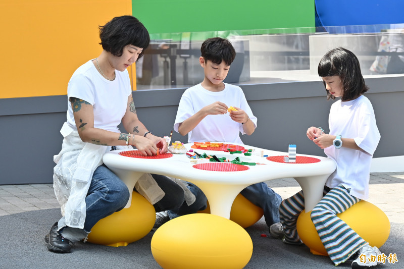 大小朋友發揮自己的創意，用樂高組裝成屬於自己的「降溫」樂高玩具。（記者李惠洲攝）