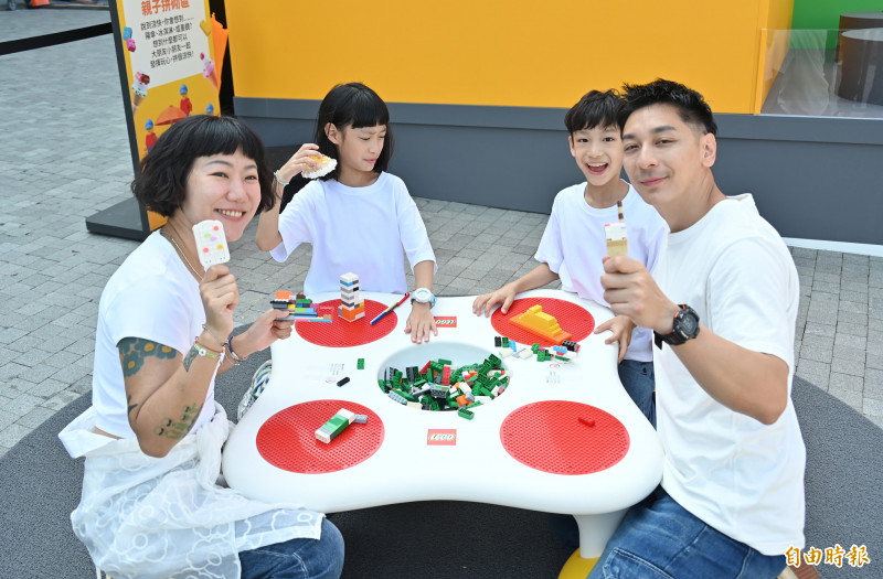 大小朋友發揮自己的創意，用樂高組裝成屬於自己的「降溫」樂高玩具。（記者李惠洲攝）