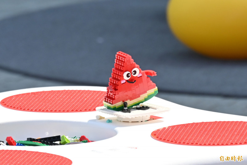 大小朋友發揮自己的創意，用樂高組裝成屬於自己的「降溫」樂高西瓜。（記者李惠洲攝）