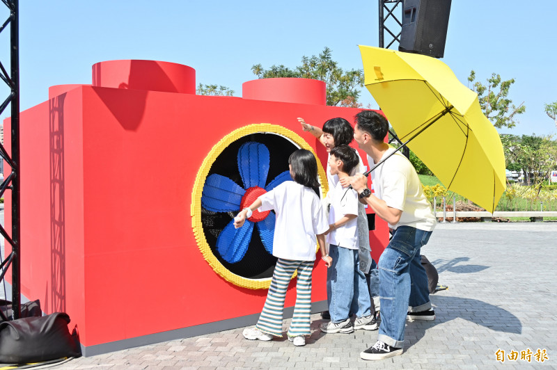 吹吹風扇互動區，巨大的驅動大大風扇，將自己做好的樂高投入就會啟動風扇降溫。（記者李惠洲攝）