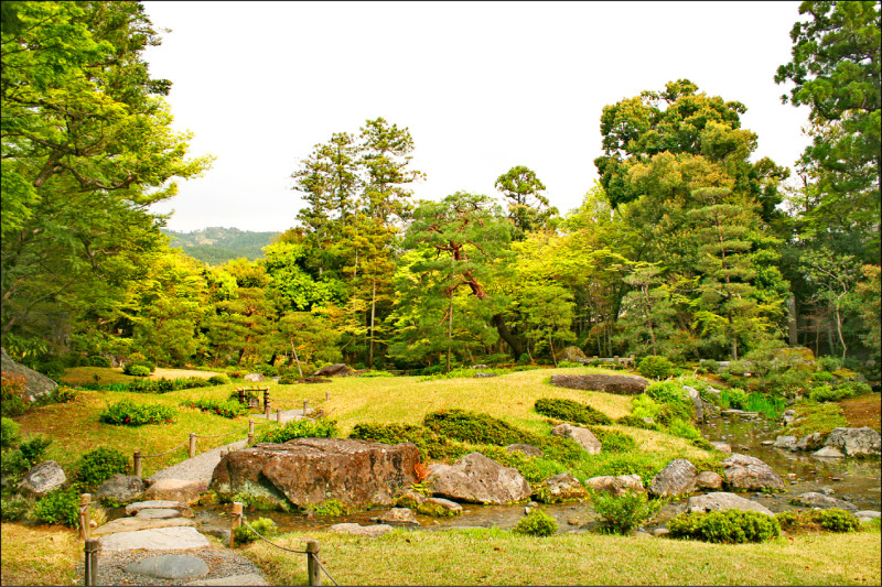 京都無鄰菴以樹木隔斷市井喧囂，而直與東山對望。