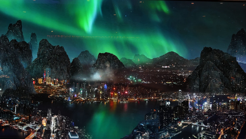 搭配AI 4K 影音晶片讓藝術表現細膩立體，貼平牆面零間隙設計的LG OLED，更能提供旅客如置身藝廊的沈浸感受。旅客可以透過電視牆銀幕看似山水畫中，看到世界各大都會的場景，及水、陸移動的交通，甚至遠在北極的極光場景，美不勝收。（記者姚介修攝）