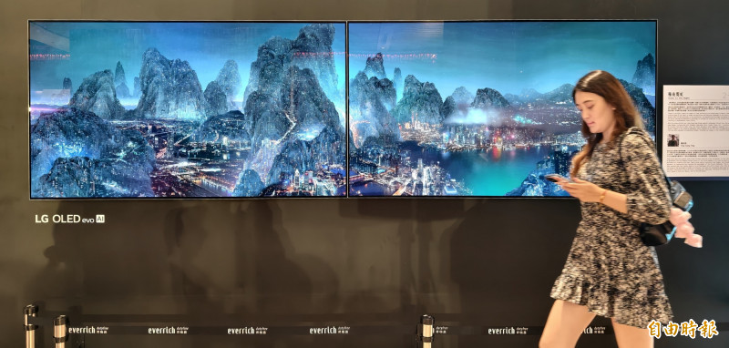 搭配AI 4K 影音晶片讓藝術表現細膩立體，貼平牆面零間隙設計的LG OLED，更能提供旅客如置身藝廊的沈浸感受。旅客可以透過電視牆銀幕看似山水畫中，看到世界各大都會的場景，及水、陸移動的交通，甚至遠在北極的極光場景，美不勝收。（記者姚介修攝）