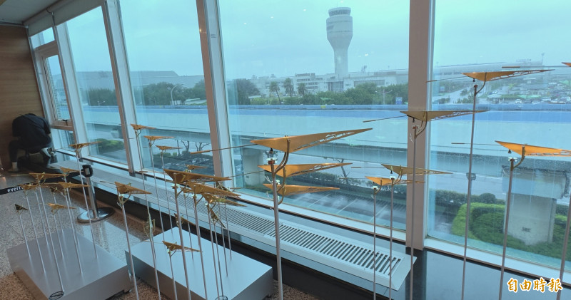 國立清華大學數位美學暨科技文化研究實驗室合作，運用2023年桃園國際機場入出境人數數據打造作品《微平衡》，作品如展翅的翼，也是波動的海，呈現四種速度的波動。（記者姚介修攝）