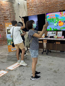 台南文創園區的MoreReal Lab實驗基地的示範展體驗有趣，吸引民眾參加。（MoreReal Lab實驗基地提供）