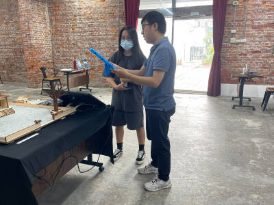 實驗基地現場有專人現場介紹如何操作體驗。（MoreReal Lab實驗基地提供）