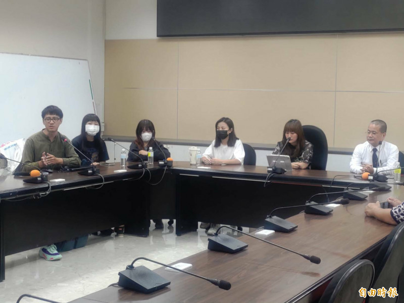 高市議員許采蓁（右二）偕同市府消保官殷道乾（右一），要求島嶼音樂祭主辦單位應儘速退費給歌迷。（記者王榮祥攝）