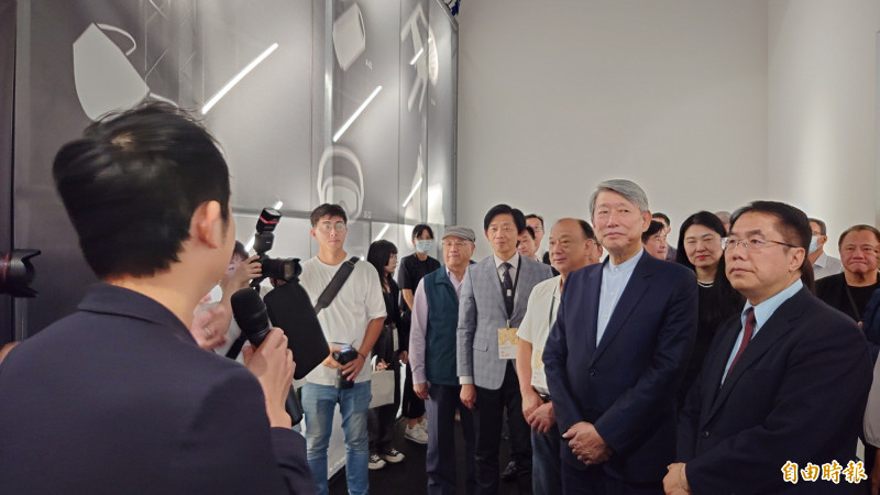經濟部長郭智輝（右2）與台南市黃偉哲（右1）參觀展覽。（記者洪瑞琴攝）