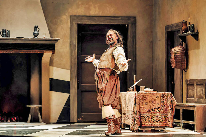 聲樂家塞吉奧．維塔萊（Sergio Vitale）於11月1日、11月3日兩場次中飾演「法斯塔夫」，深刻詮釋角色洞察人生的體悟。（台中國家歌劇院提供）