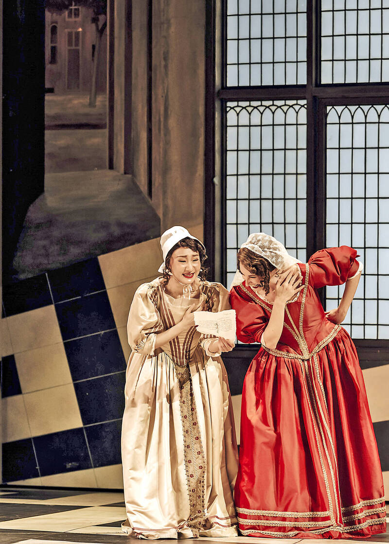聰慧機敏的梅格（左）與奎克利夫人（右）由聲樂家鄭海芸與耶萊娜．科爾迪奇（Jelena Kordić）分飾。（台中國家歌劇院提供）
