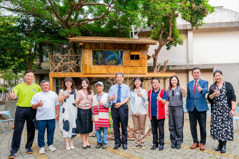 明新科大原民處透過USR計畫，與林業署新竹分署、賽夏族人合作在校園復刻賽夏族竹構建築。（明新科大提供）