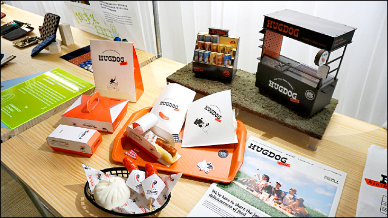 台南在地企業黑橋牌庶民美食「大腸包小腸」譯為「HUGDOG」，展現新世代的創意與幽默。