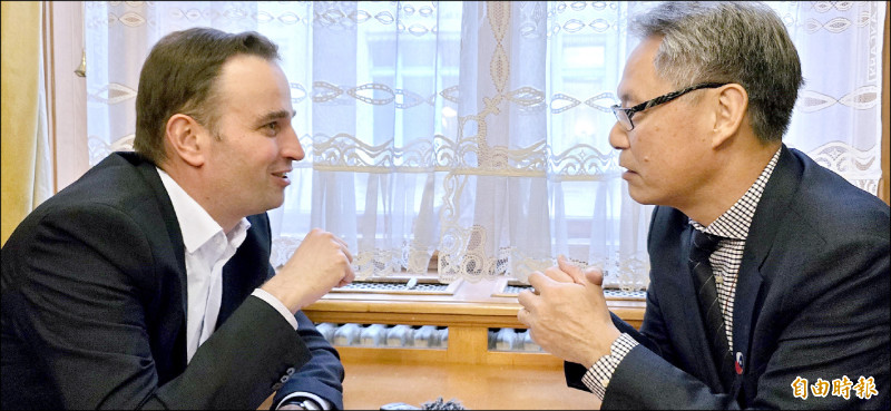 德國公共廣播聯盟共同派駐在捷克的特派記者基爾希蓋斯納（Kilian Kirchgessner），與國台交團長劉玄詠的專訪，直搗台灣進行文化外交的核心議題。（記者凌美雪攝）
