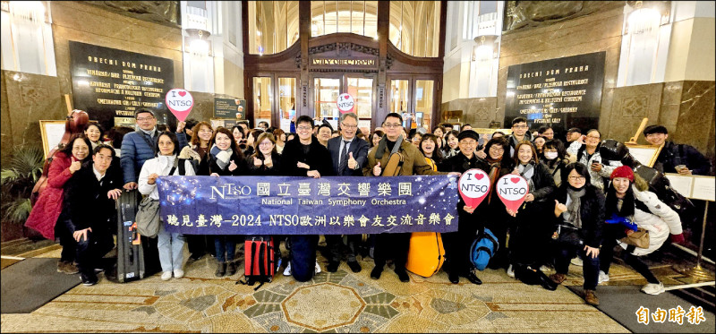 國台交團員們在市民會館合影。（記者凌美雪攝）