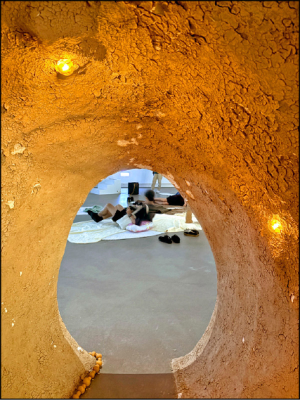 羅智信《如果岩石保存被擊碎的聲音，污泥是否對通道還有記憶》做成隧道狀結構，觀眾必須彎腰屈膝才能通過。