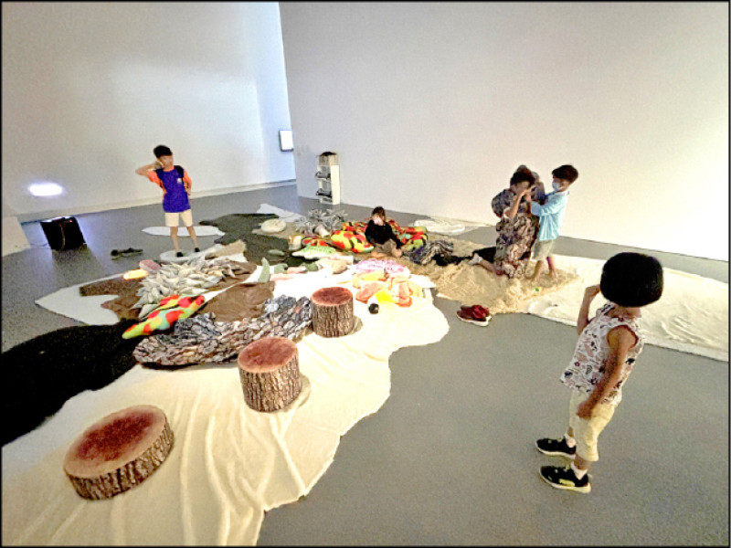 黃鼎云、陳業亮《半睡半醒，生死微微》，穿戴式互動雕塑、數位印刷、織品、呼吸與溫度感測器、LED燈、音響，2024。