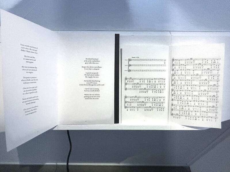 黃漢沖《群體感應論壇：一次排練》印製織品、聲音裝置、詩集《快近、未來》，2021-持續進行中。