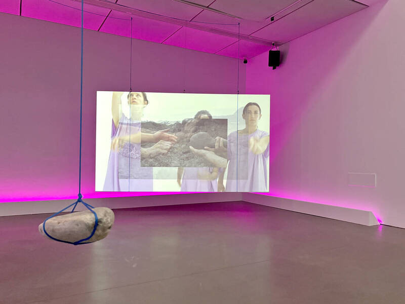 康絲坦薩．阿朗孔特南《南美洲板塊有空氣的記憶》數位HD錄像、石塊，16分30秒，2024。