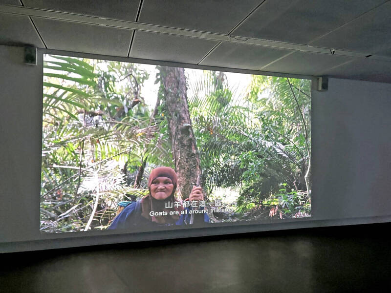 余欣蘭《揹獵物的女人》紀錄片、單頻道錄像，69分鐘，2023。