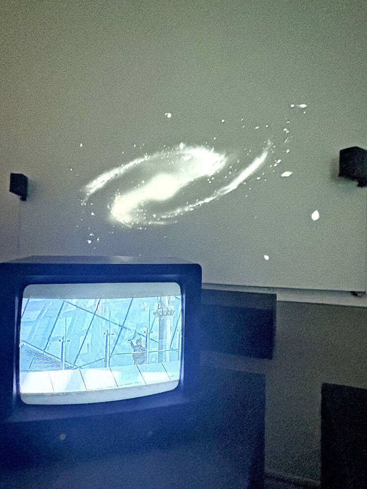 徐世琪《宇宙急Call》單頻道錄像裝置，12分43秒，2019。