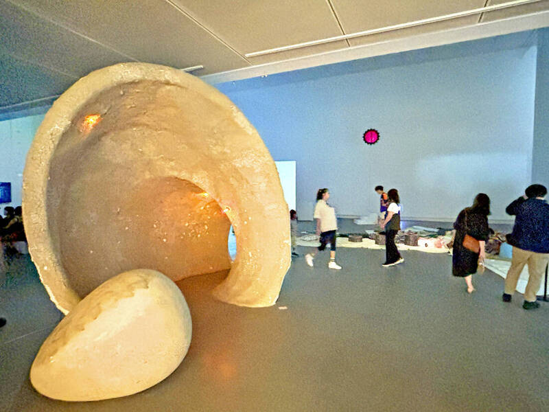 羅智信《如果岩石保存被擊碎的聲音，污泥是否對通道還有記憶》，污水污泥、夾板、五金件、石膏、金屬網、紗布，2024。