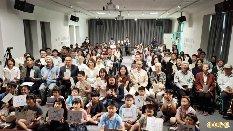 《拾景剪影－林玉山的寫生與旅行》與《移動觀察者》今天聯合開幕。（記者林宜樟攝）