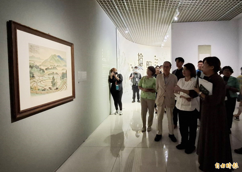 眾人參觀林玉山的畫作。（記者林宜樟攝）