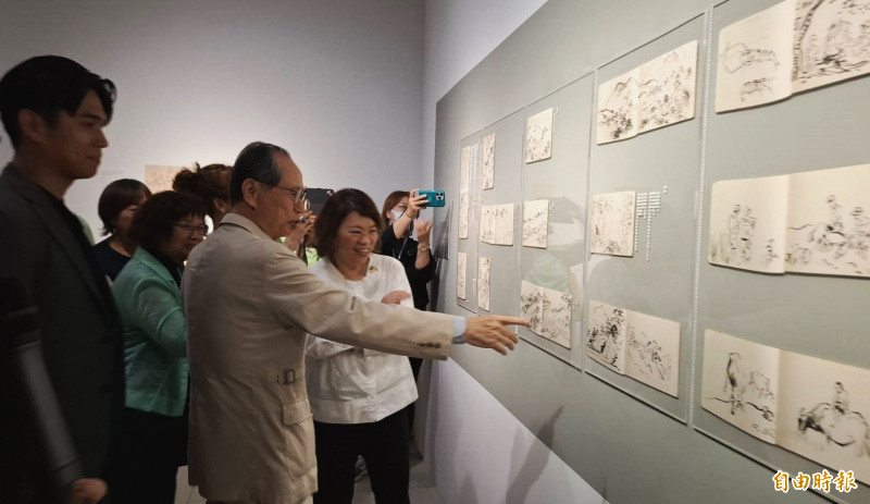 林柏亭向嘉義市長黃敏惠介紹林玉山在嘉義山區旅行寫生的過程。（記者林宜樟攝）