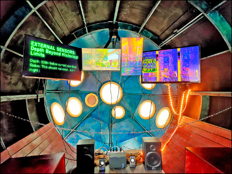 〈游離的引線〉裝置內部的螢幕閃動水平面上升淹沒畫面，營造災難來臨的聲光效果。