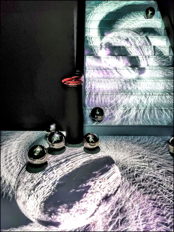 鄧雯馨2021年作品〈數位藻礁〉。