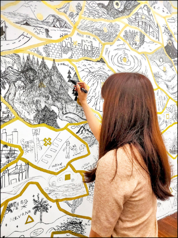 〈擲骰子壁畫〉以互動遊戲為基礎，觀眾透過擲骰子獲得的指令共創壁畫。