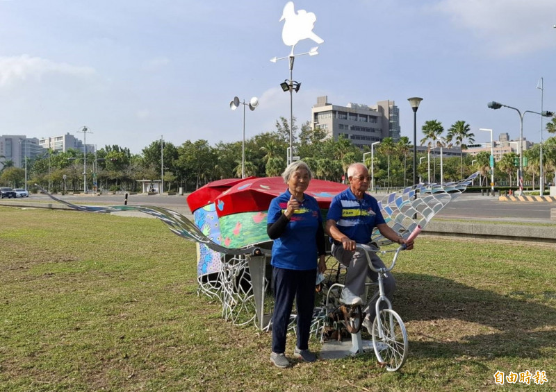 藝術作品「滿載的飛行」民眾還可騎乘。（記者林宜樟攝）