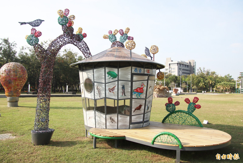 藝術家黃文淵與義竹鄉埤前村、義竹國中合作的創作「一樹百獲」。（記者林宜樟攝）