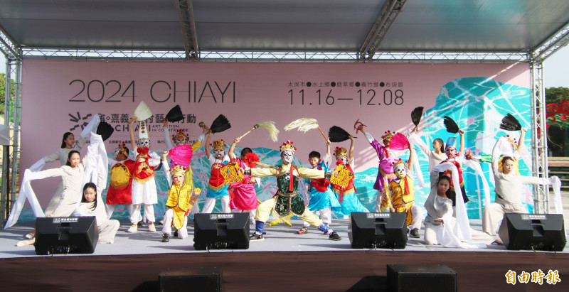 重寮國小隍將舞搭配雯翔舞團民族舞蹈。（記者林宜樟攝）