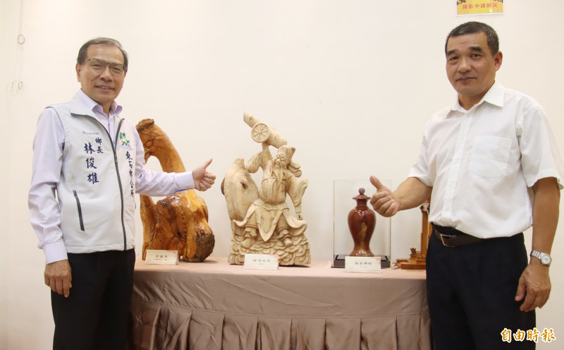 東石鄉長林俊雄（左）邀請木雕師高基培（右）開展。（記者林宜樟攝）