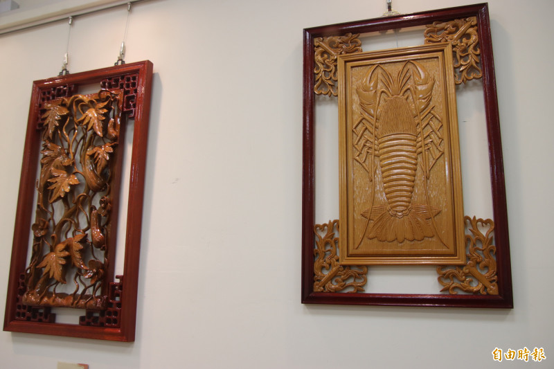 龍蝦木雕。（記者林宜樟攝）