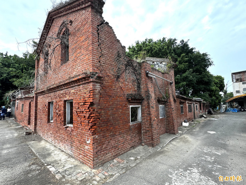 武秀才「翁慶春古宅」西式洋樓以英砌式紅磚堆砌。（記者蔡宗勳攝）