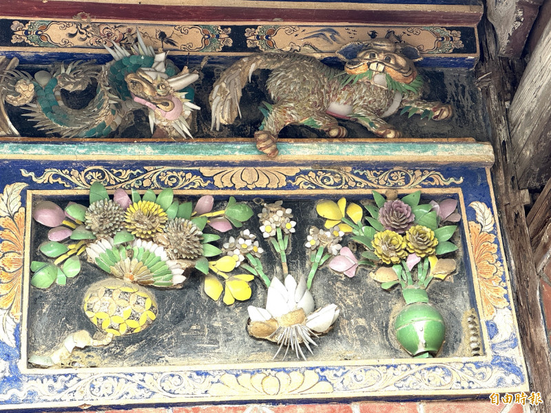 翁慶春古宅的華麗剪黏工藝。（記者蔡宗勳攝）