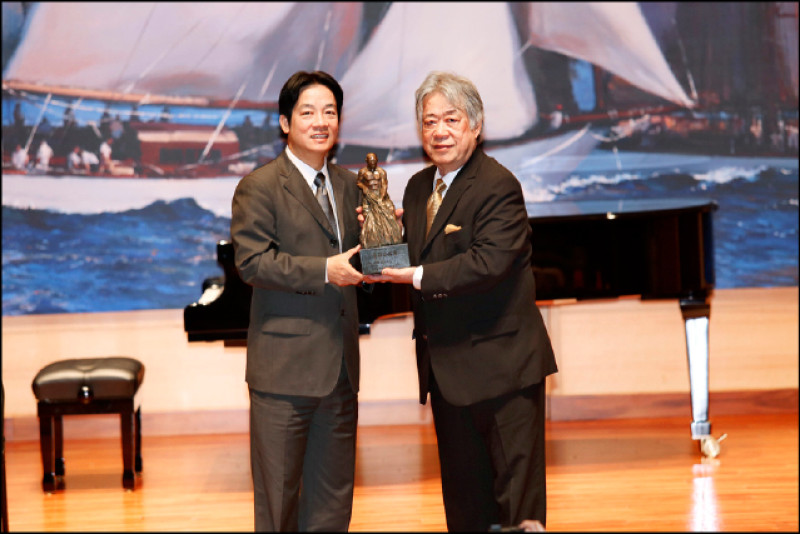 2013年從時任台南市長的賴清德手中接下文化獎榮譽。