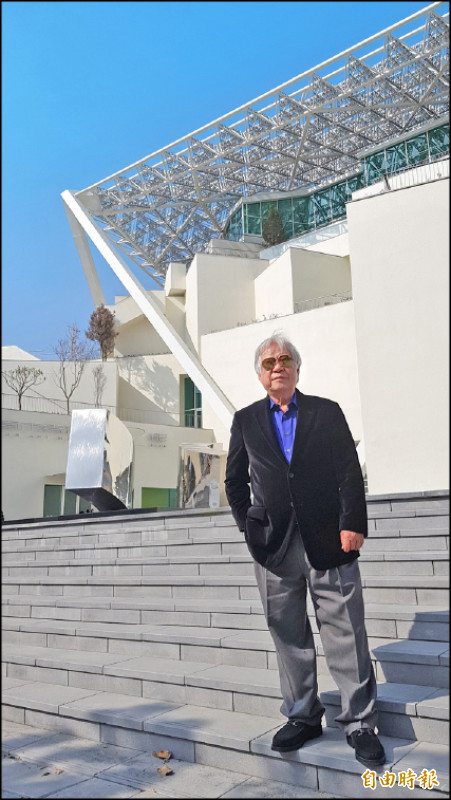 陳輝東爭取到的公共藝術作品〈分合隨緣〉（左後方）已成為南美館2館知名打卡點。（記者凌美雪攝）